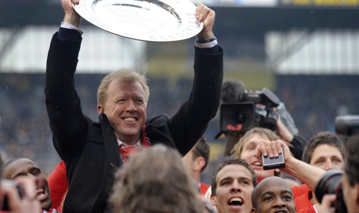 Coach Steve McClaren of Twente Enschede presents the Championship trophy after beating NAC Breda in Breda May 2, 2010. Twente Enschede clinched their maiden Dutch championship title by beating 10-man NAC Breda 2-0 on the final day of the season on Sunday.  REUTERS/Eric Brinkhorst (NETHERLANDS - Tags: SPORT SOCCER)