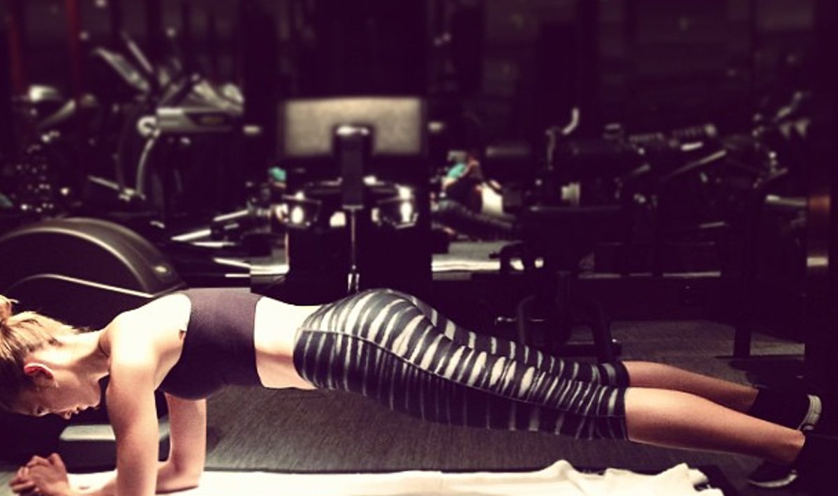 Karlie Kloss avaldab Instagramis inspireerivaid treeningpilte.