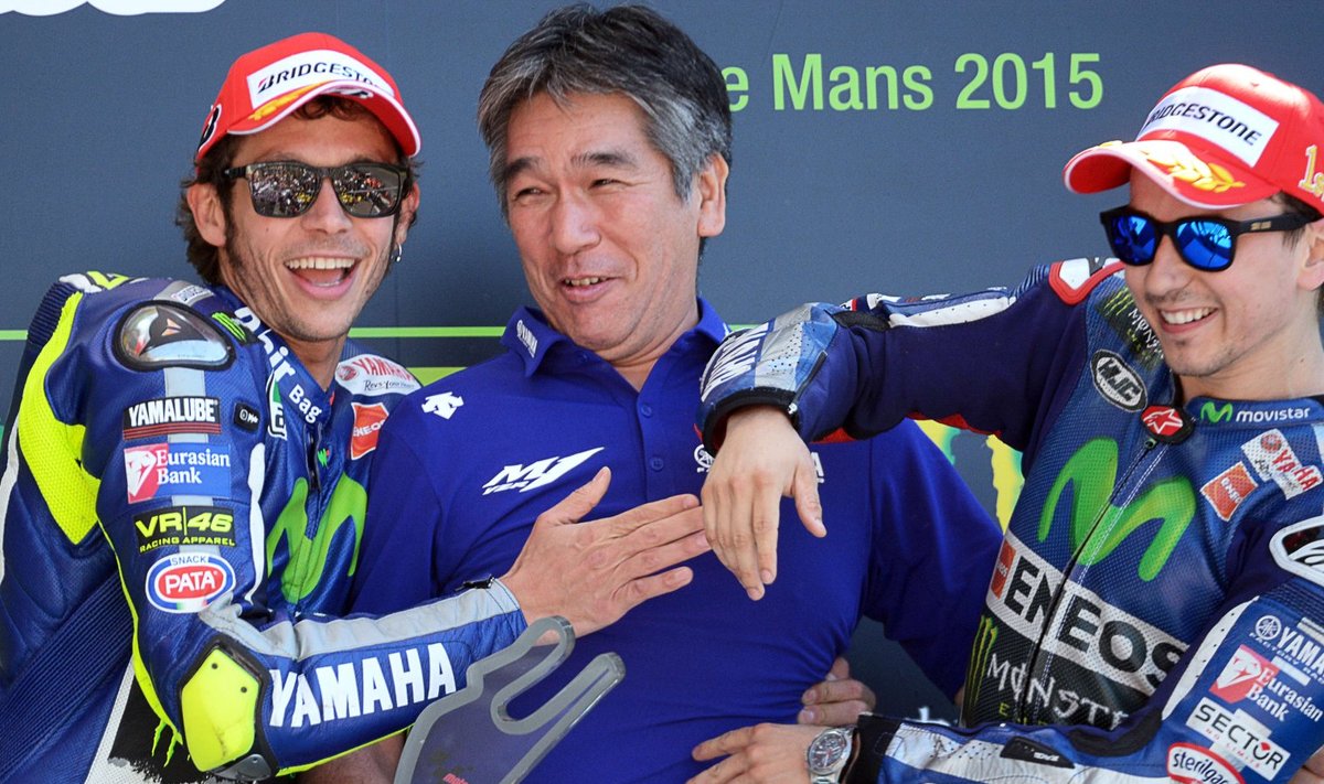 Valentino Rossi ja Jorge Lorenzo  koos Yamaha meeskonna tehnikajuhi Tsuji Kouichiandiga