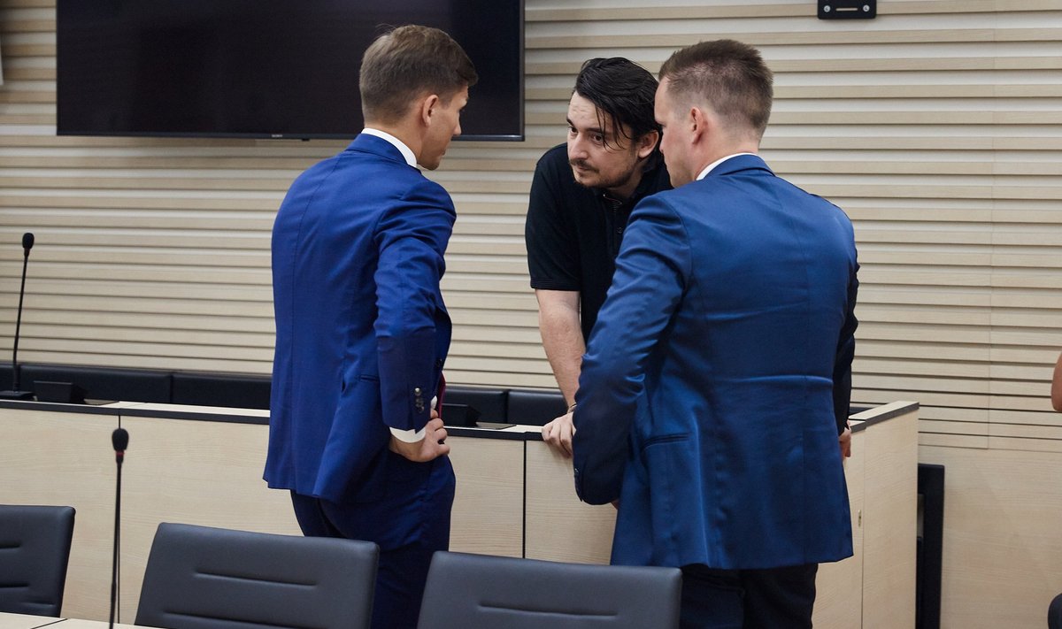 VÄLJAPÄÄSMATUS OLUKORRAS: Ärimees Stanislav Romanjuk pidamas nõu oma advokaatide Daniil Savitski ja Sander Potisepaga Harju maakohtus mullu augustis.