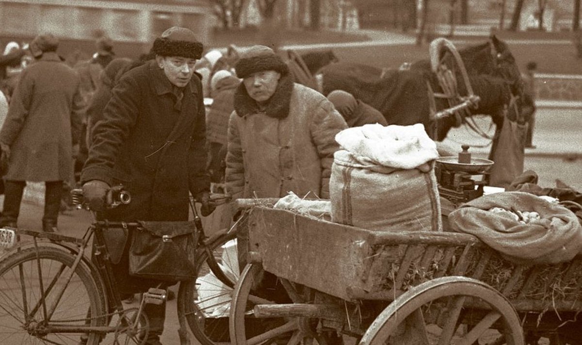 Interneti-eelsel ajal oli uudiste ning               kuulujuttude peamiseks vahetamise kohaks turg. Fotol on kaks härrat just sellega ametis Tallinna turul 1939. aasta jõulude eel. Foto: EESTI FILMIARHIIV