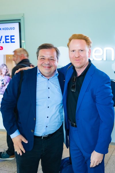 MAAILMAKUULUS VIIULDAJA Daniel Hope ja festivali kunstiline juht, pianist Alexey Botvinov Tallinna lennujaamas