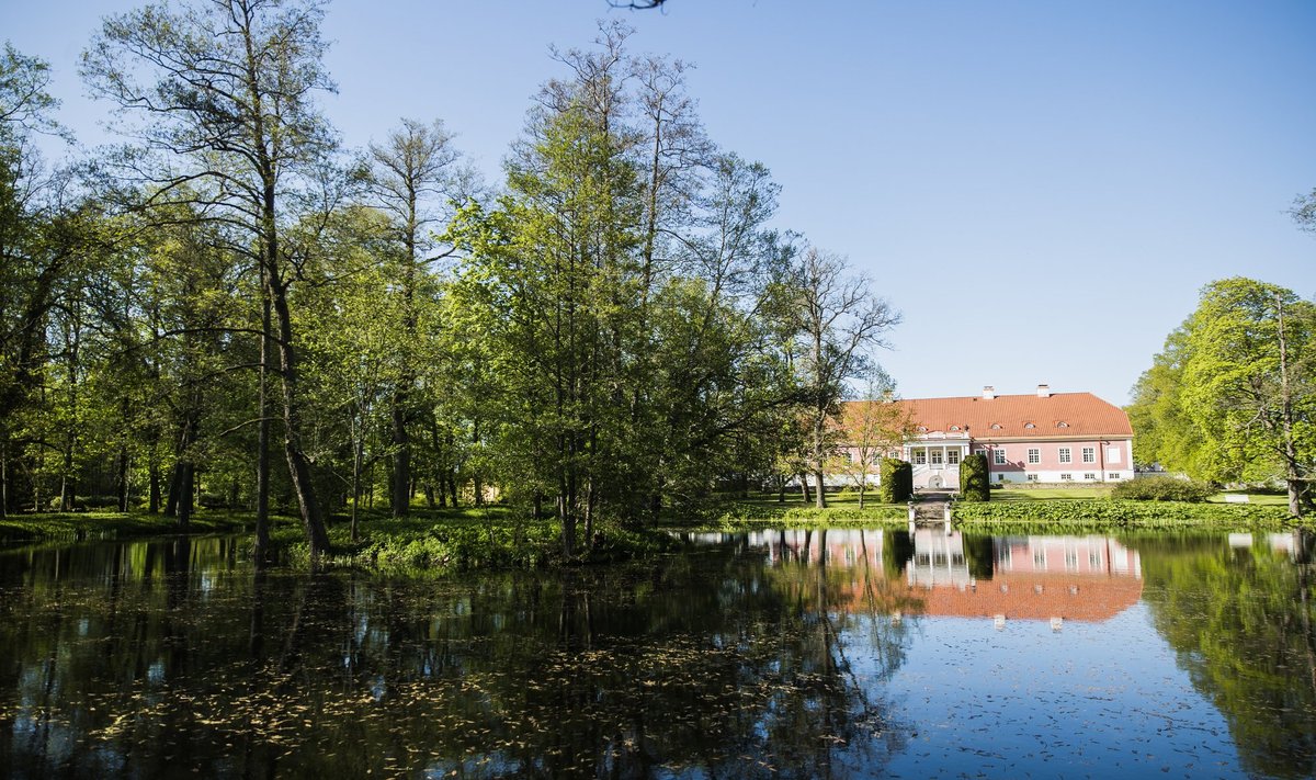 Lahemaa rahvuspark asuks kaevandusest vähem kui kahe kilomeetri kaugusel, Sagadi mõisani oleks 3,5 km.