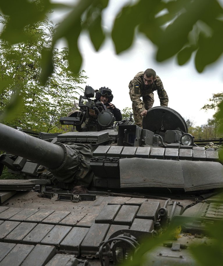 Ukrainlased trofeena saadud vene T-80 tankil. 2. oktoober 2022