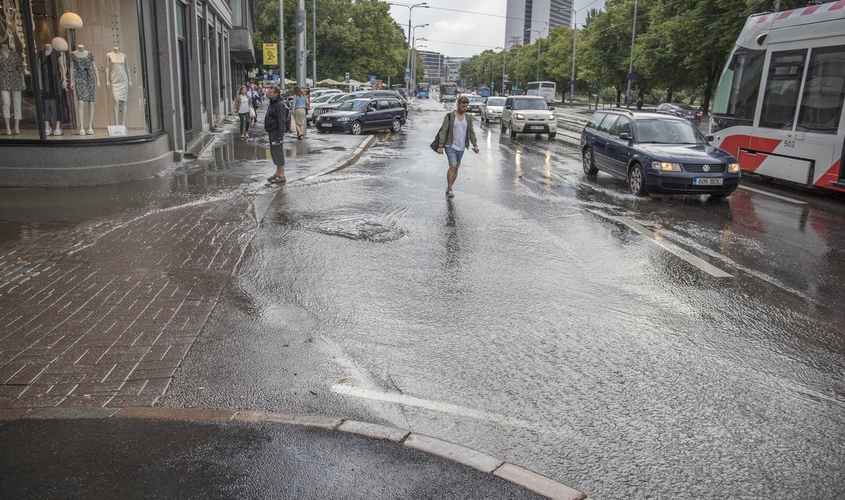 Vihma sadas, nii et Tallinna tänavad lainetasid.