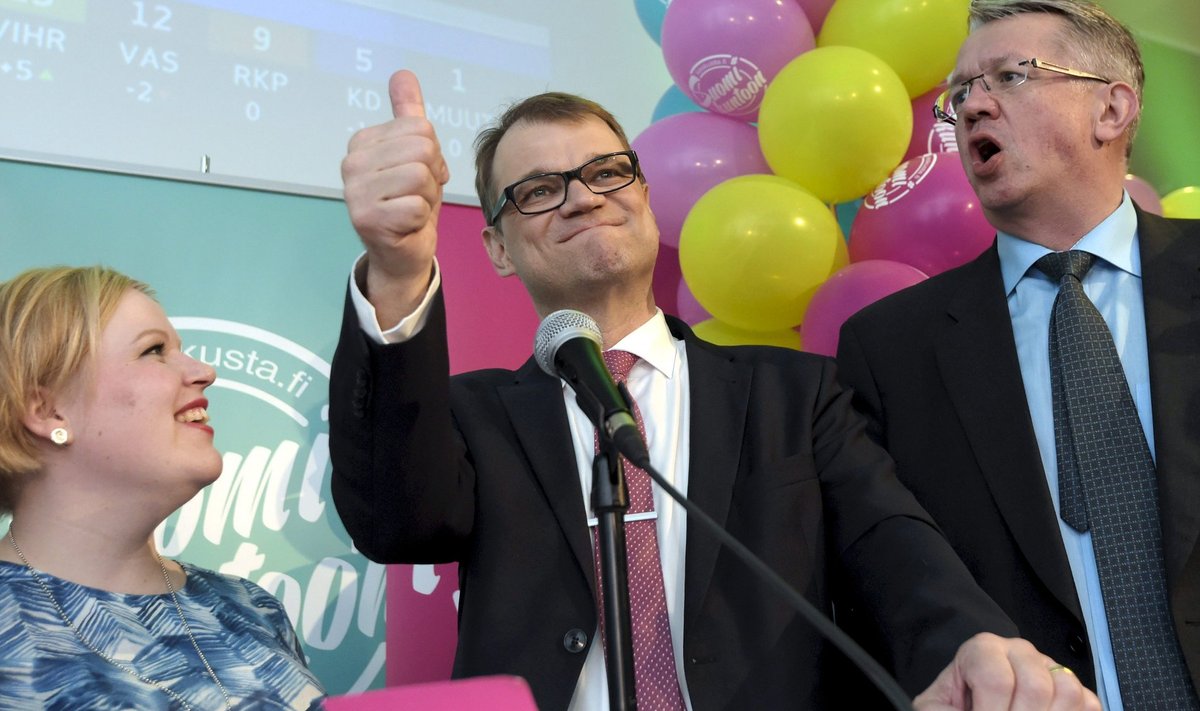 Juha Sipilä (keskel) rõõmustab erakonnakaaslastega Keskpartei valimiste võidu üle. 30 733 häält kogunud Sipilä on analüütikute sõnul traditsioonilises võimuparteis suhteliselt värske nägu ja sellest, kuidas ta riiki juhtima hakkab, ei teata eriti palju.
