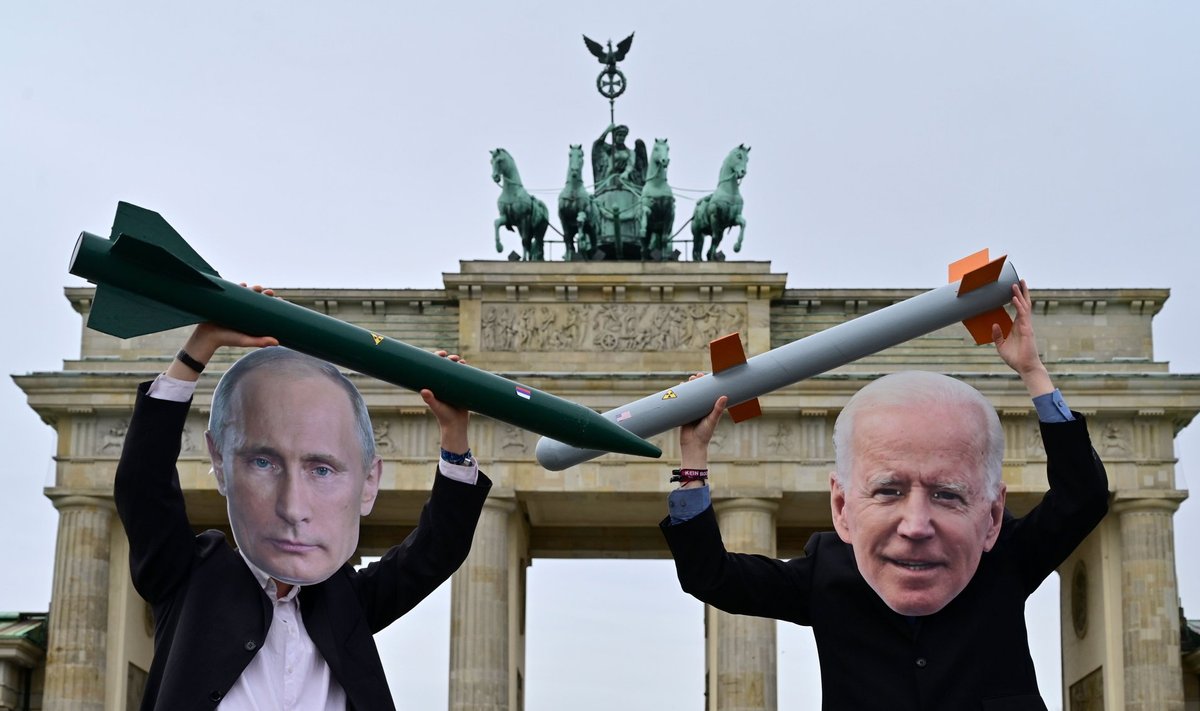 ESKALEERI-DEESKALEERI: Putini ja Bideni maske kandvad rahuaktivistid jaanuaris Berliinis Brandenburgi värava ees.
