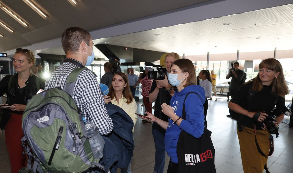 Teisipäeval Eestisse saabunud Ukraina töölised ajakirjanike haardes