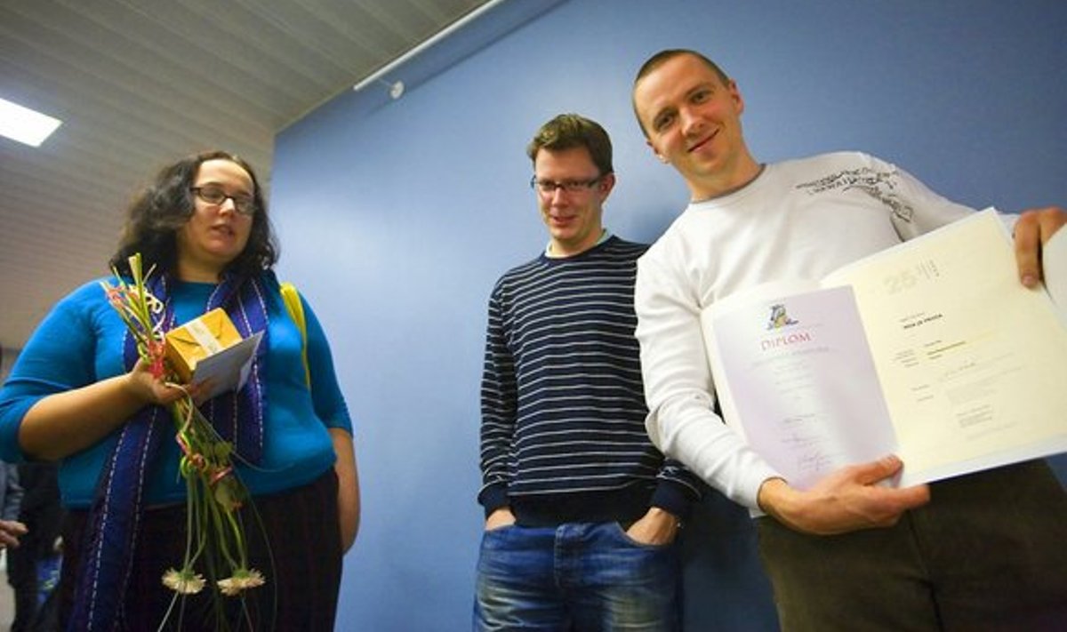 Eesti Ekspressi Kirjastuse tiim Kristel Kibus, Ivar Laks ja Rain Siemer näitab oma diplomit Kadri Hinrikuse raamatu “Miia ja Friida” kirjastamise eest.