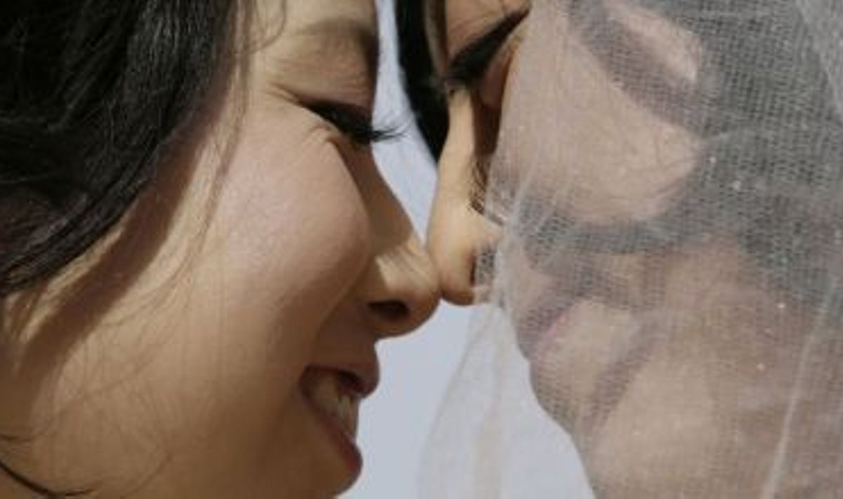 Hiina lesbid Bu Xiu ja Da Na Valentini päeval Pekingis abiellumas.