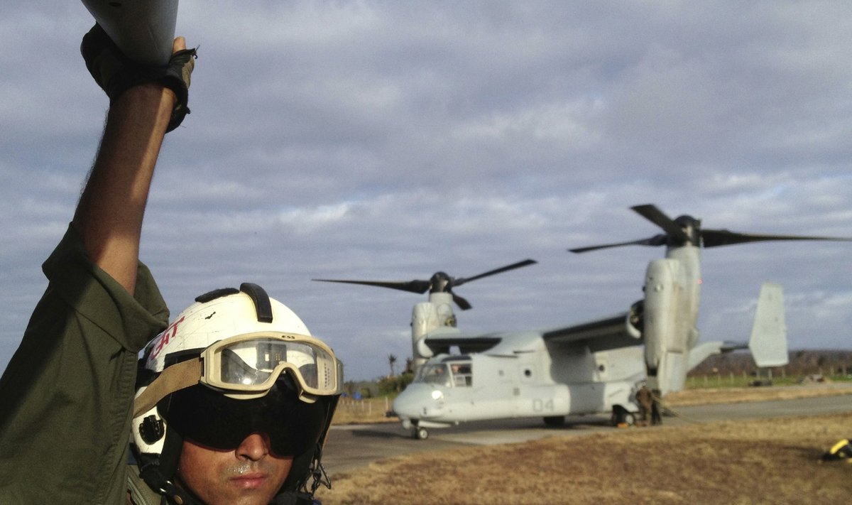 USA piloot ja taustal näha olev MV-22 Osprey