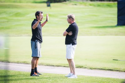 Jari Litmanen seletamas penaltilöömise põhitõdesid Mika Häkkinenile.