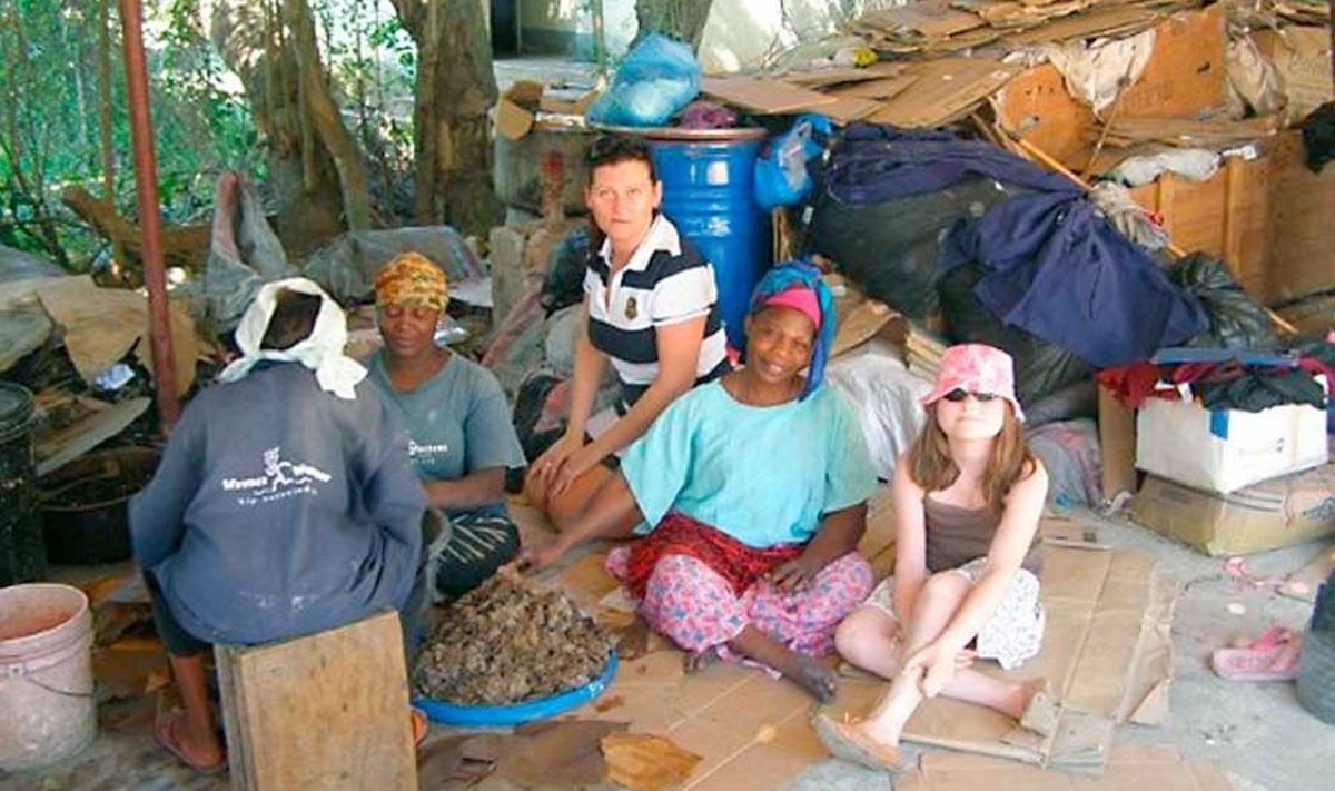 PUUDEGA KÄSITÖÖLISED: Kuna paljud Tansaania käsitöölised elavad kaugel linnamelust, on laadal osalemine neile suureks abiks enesetäiendamisel ja -arendamisel. Sellel ookeaniga õnnistatud ja päiksest küllastatud maal, kus maagiliste hetkede kiuste on elu igapäevane olelusvõitlus, on tähtis teada, et winners never quit and quiters never win… (Külli Sumin)