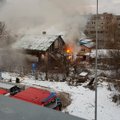 VIDEO JA FOTOD | Narva südalinnas põleb mahajäetud maja lahtise leegiga