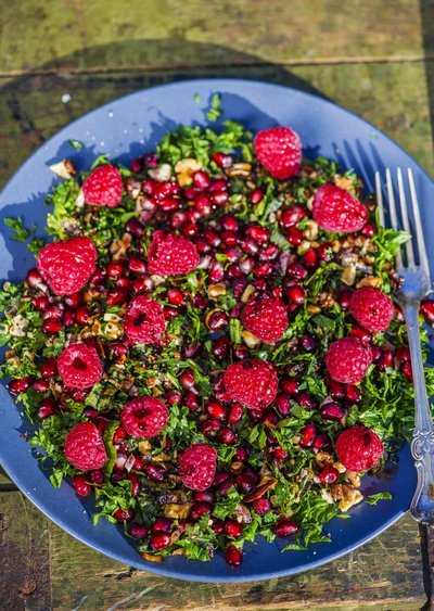 Roheline salat marjade ja krõbeda sibulaga