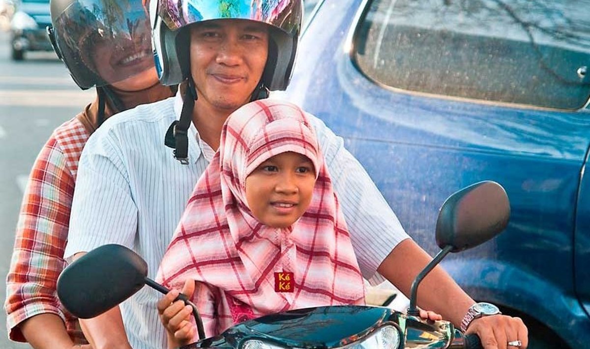 Kellele ohutus, kellele voorus: Paljud tüdrukud hakkavad Indoneesias jilbab’i kandma juba lapseeas. (Berit Renser)