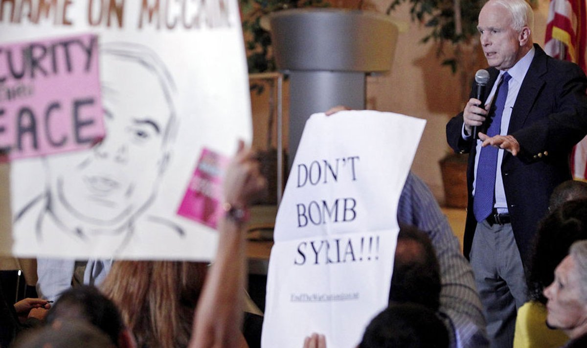 Libadoktori õnge läksid nii mõjukas vabariiklasest senaator John McCain (pildil üritab ta veenda Arizona elanikke Süürias sõjalise sekkumise vajaduses) kui ka USA välisminister John Kerry. 