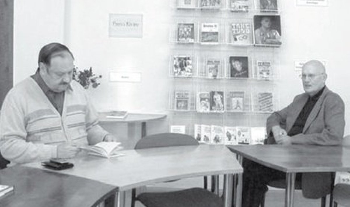 Volikogu esimees Olev Liblikmann ja Paavo Kivine raamatukogus vestlushoos (Foto: Irma Raatma)
