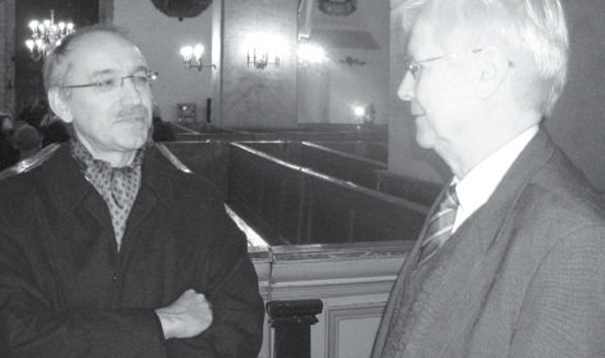 Saksa suursaadik Martin Hanz vestlemas Hans Ewert von Krusenstierniga Tallinna Toomkirikus (Fotod: Ilve Tobreluts)