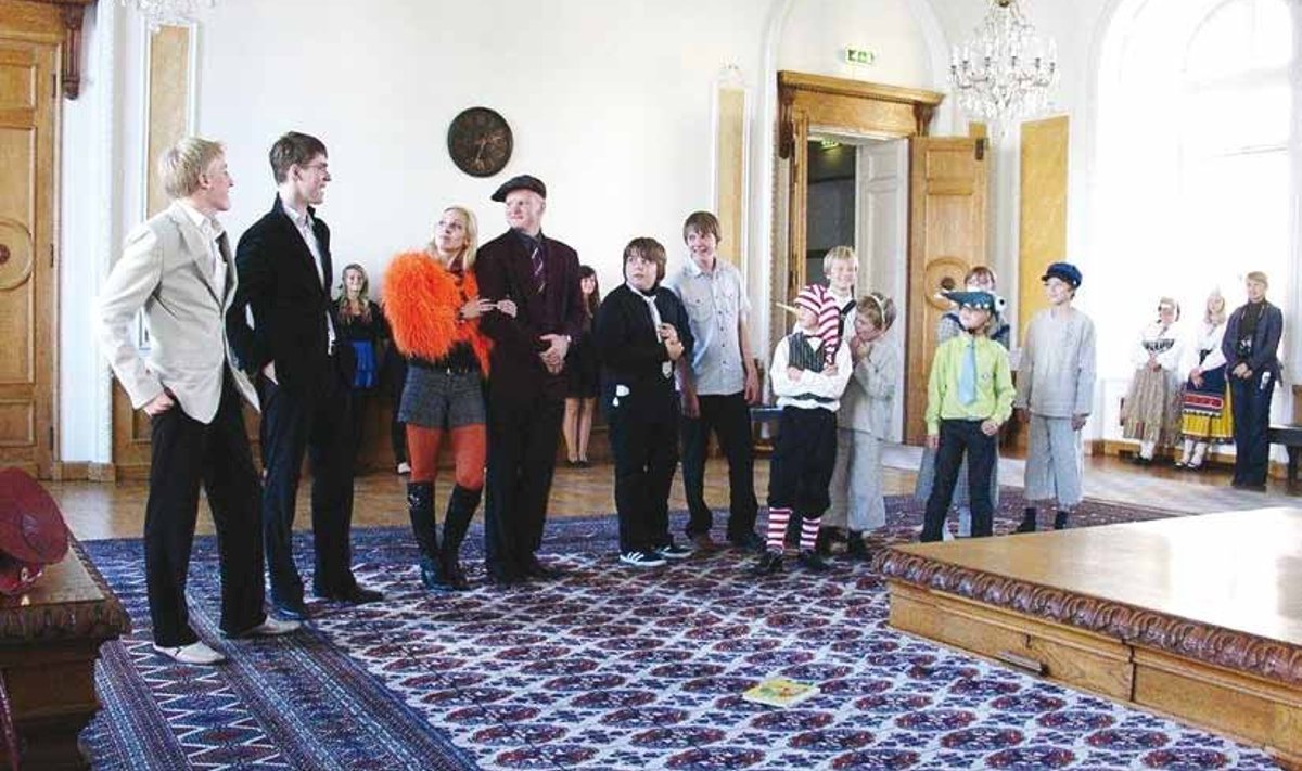 Viimsi Kooliteatri noored tõid Toompea lossi valgesse saali elevust. (Foto: Mari-Ann Kelam)