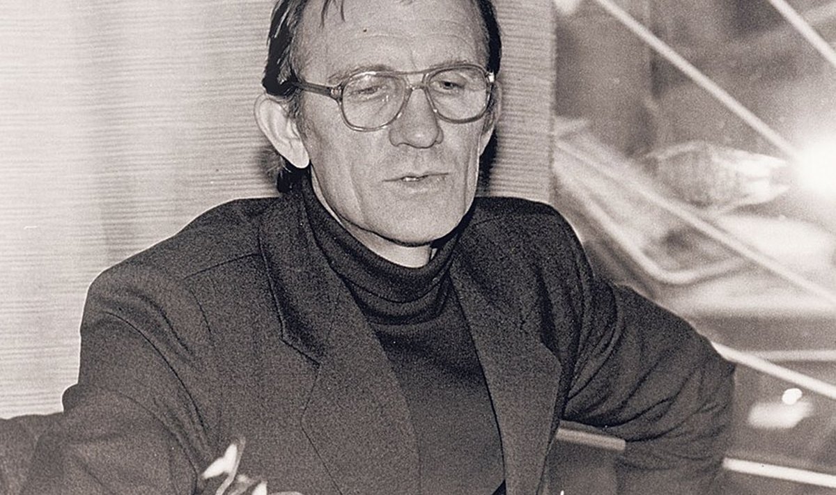 Jaan Kruusvall  1990. aastate  alguses oma  töölaua taga  Maalehe  toimetuses. Foto: Maalehe arhiiv