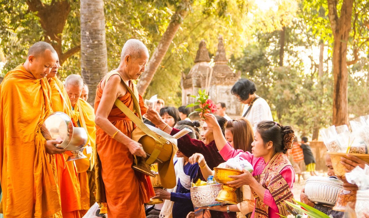 Laose mungad korjavad annetustena jagatavat toitu.