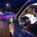 ФОТО: Ночью мужчина на своем автомобиле врезался в светофор и был доставлен в больницу
