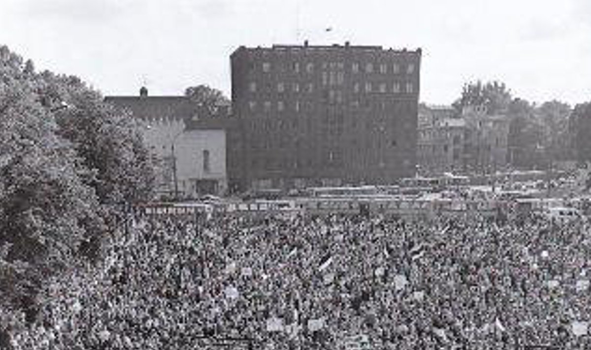 Rahvarinde meeleavaldus Tallinnas Vabaduse väljakul 20. augustil 1991