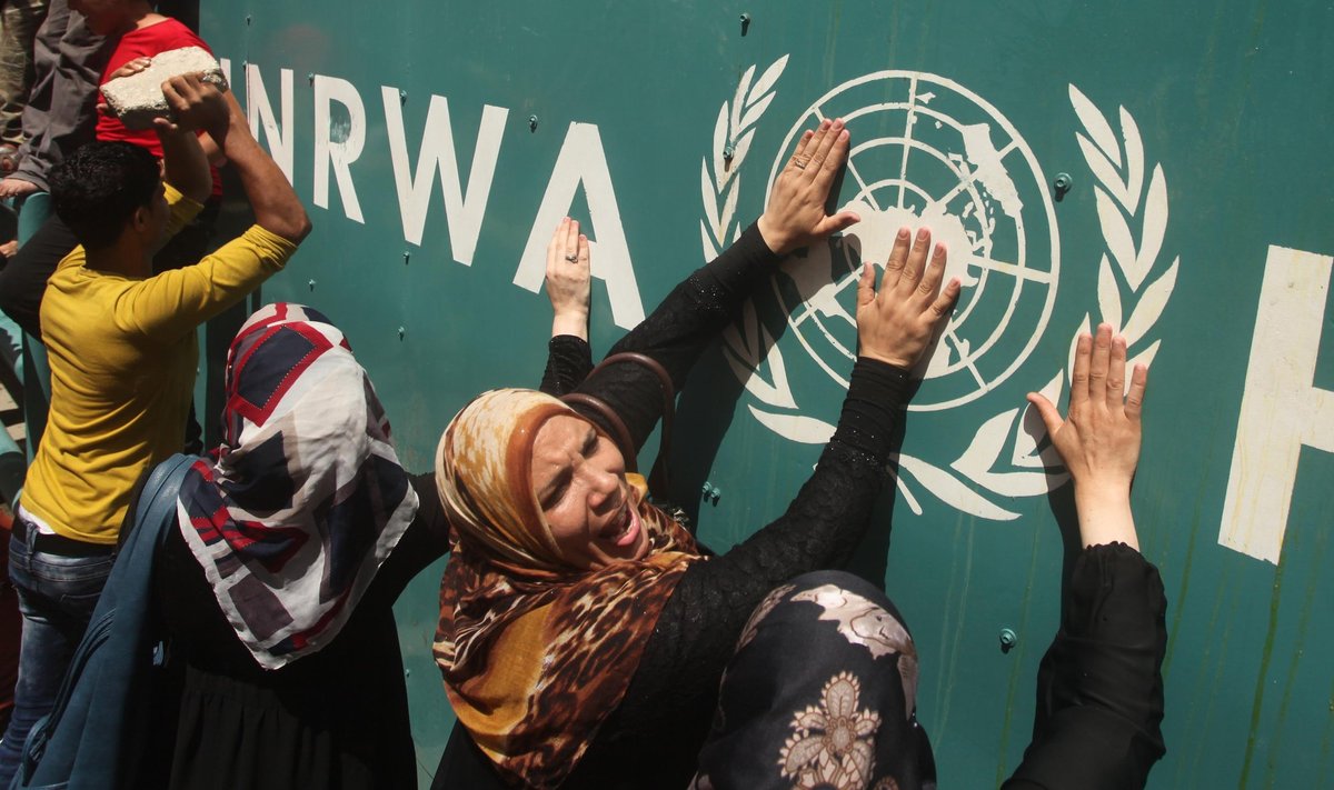 Жители сектора Газа возле здания агентства БАПОР.