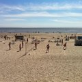 ФОТО: Солнечная погода и наступающие праздники привели на пярнуский пляж кучу народа