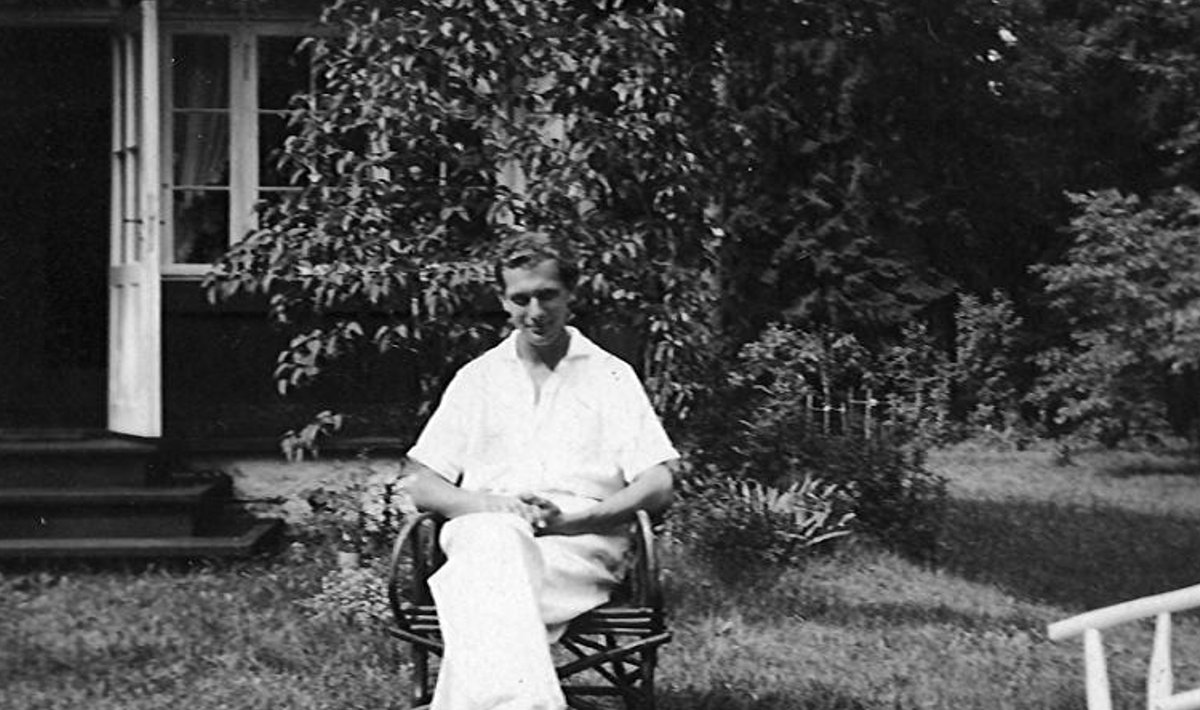 Яан Кросс в 1939 году на даче родителей своей первой жены Хельги Педусаар в Клоога.