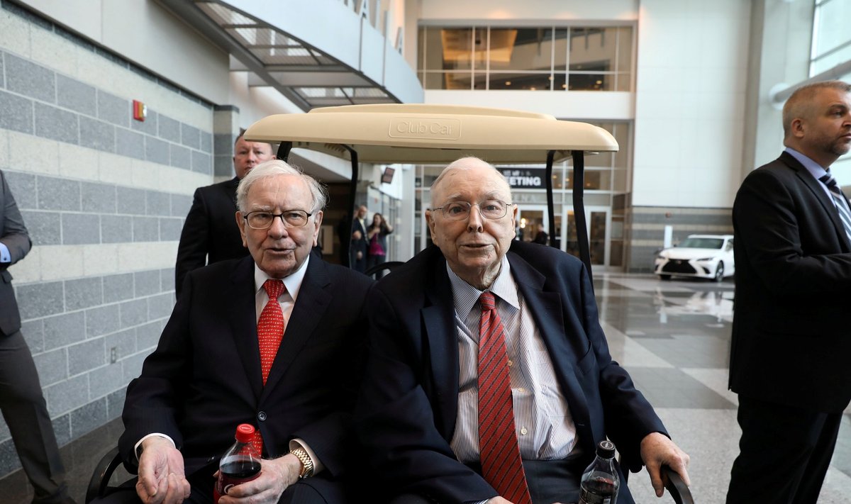 Warren Buffett (vasakul) ja Charlie Munger läinud aastal Berkshire Hathaway aktsionäride üldkoosoleku raames toimunud ostupäeval. Kapitalistide Woodstockiks nimetatud investorite palverännakul demonstreerivad investeerimisässad, et tarbivad ettevõtte ühe investeeringu, Coca-Cola toodangut.