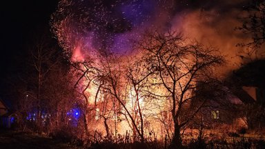 ФОТО | В Ласнамяэ случился сильный пожар. По округе распространяется черный дым, людей просят закрыть окна и двери