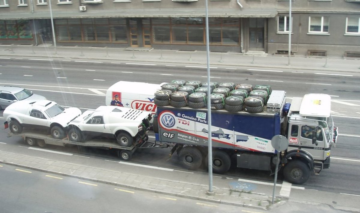 Dakari ralliautod Tallinnas Liivalaia tänaval