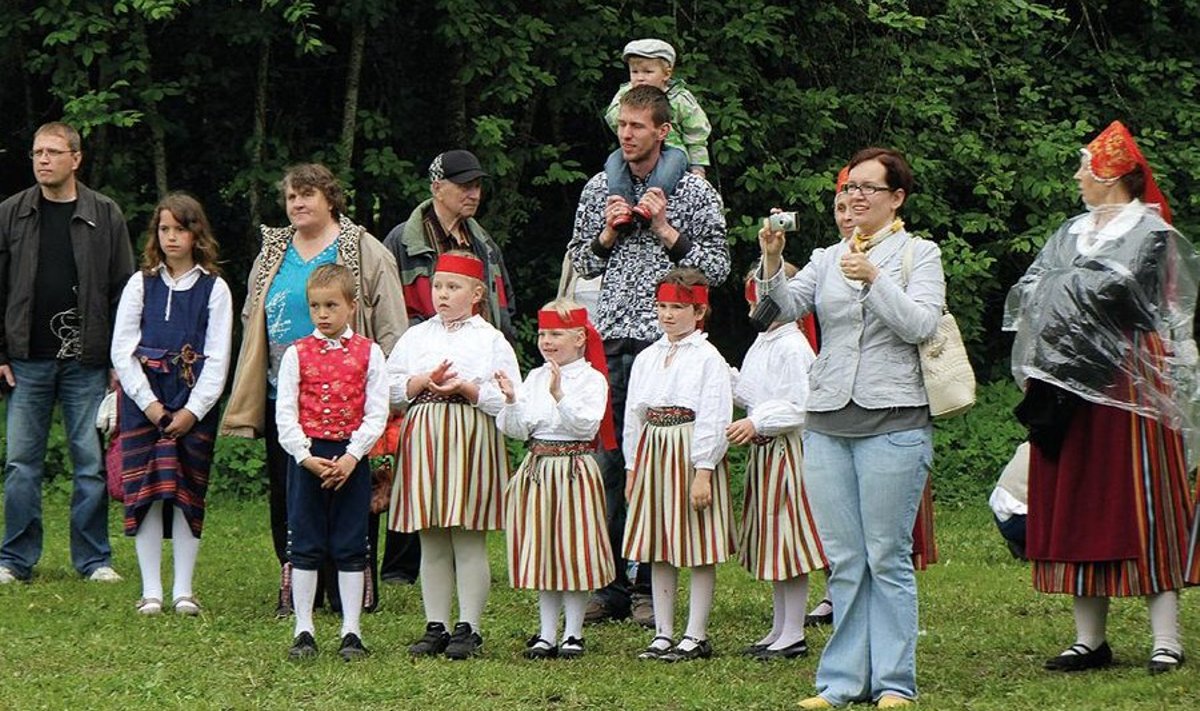 Külade kevadpäev oli eriline ja imeline - valla ajaloos üks väheseid, kus lustis nii suur hulk rahvast kogu vallast. Foto: Aare Hindremäe