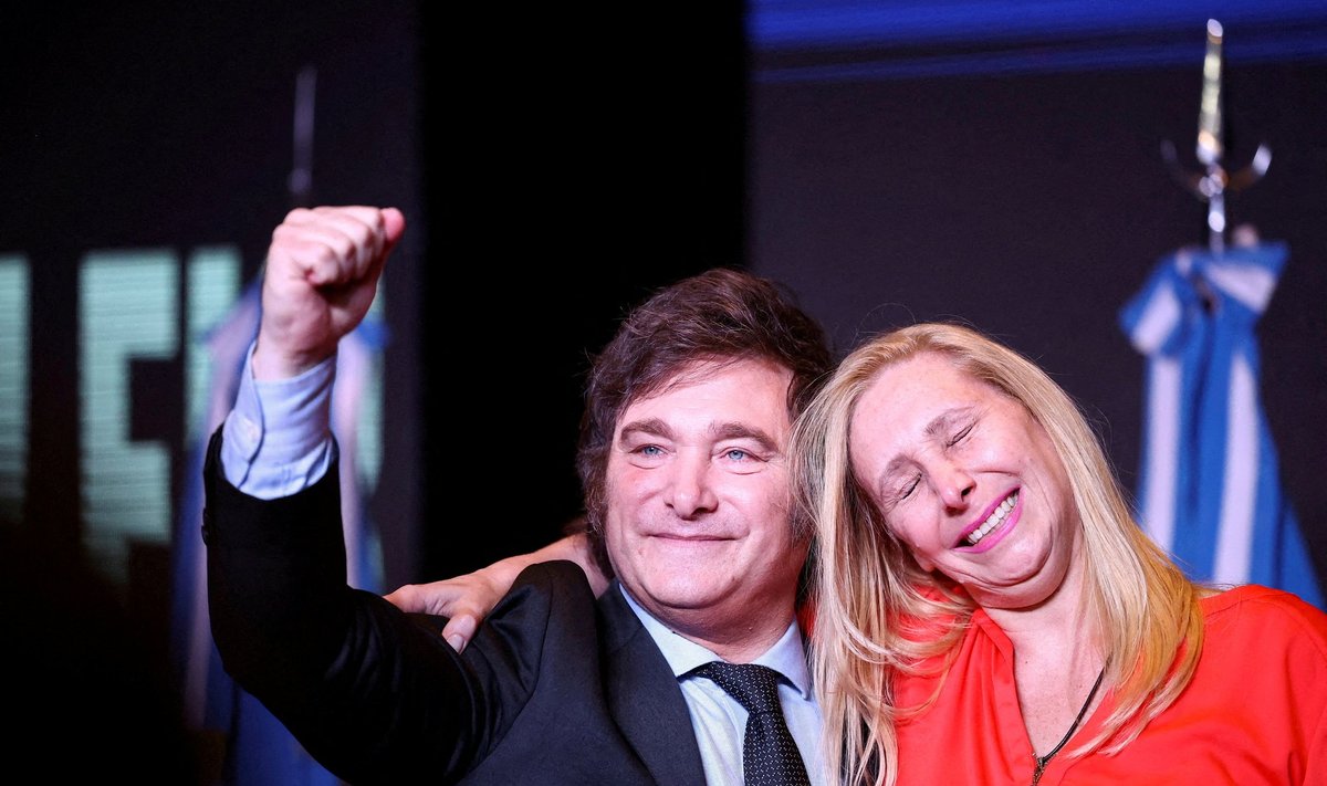 Argentina presidendivalimised võitnud Javier Milei tähistas koos õe Karinaga valimisvõitu.