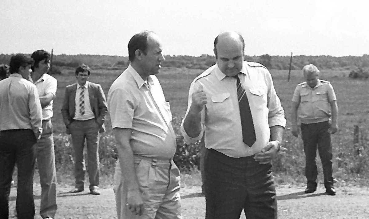 Николай Романченко (второй справа) в начале 90-х на трассе Таллинн – Нарва.