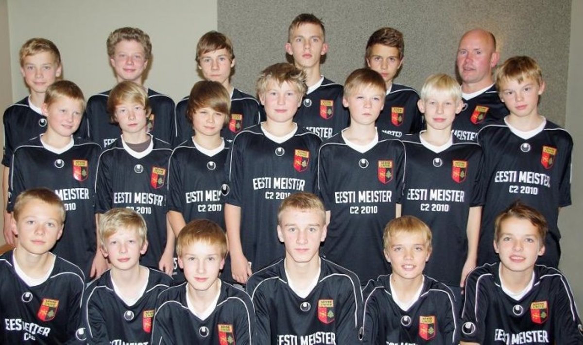 Nõmme Unitedi 1997. aastal sündinud poiste meeskond koos treener Erki Keskülaga. (foto:erakogu)
