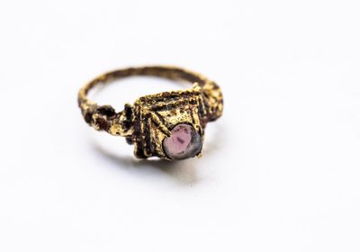 Латунное кольцо с розовым камнем и изображением головы дракона или змеи.