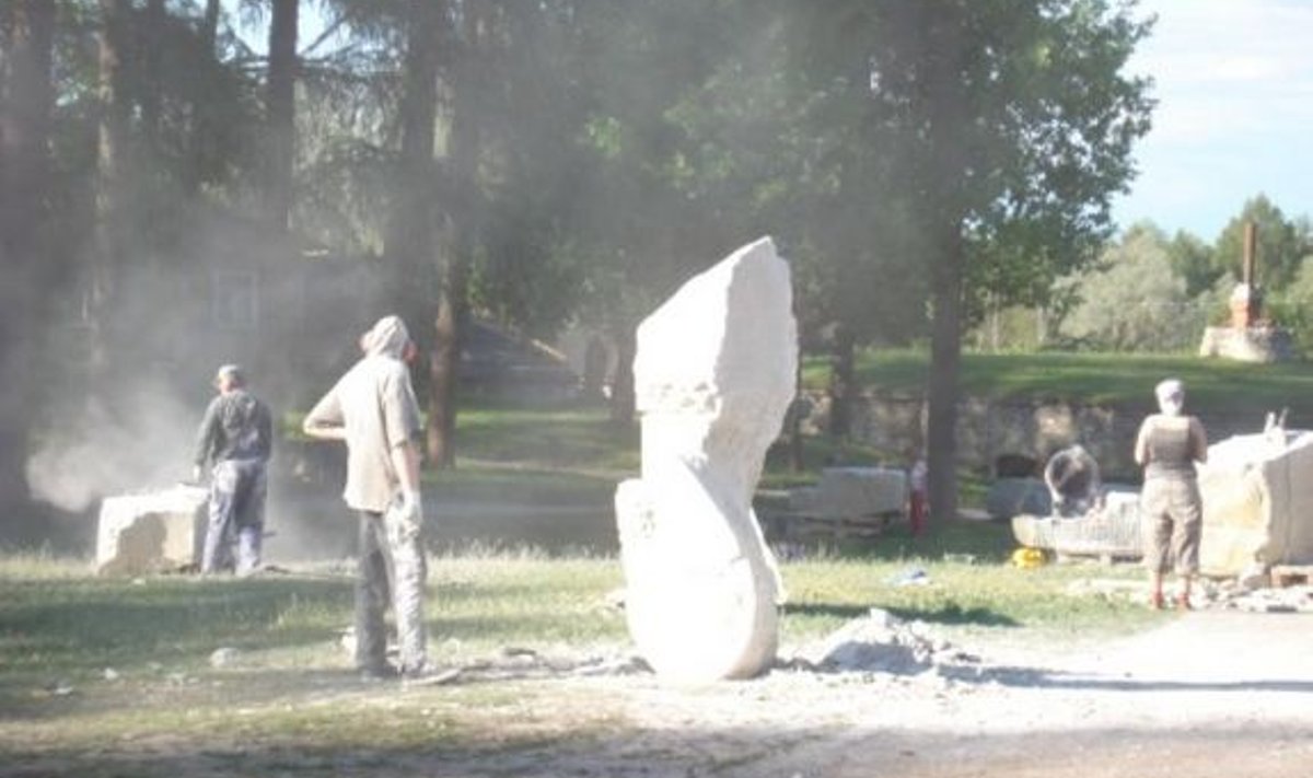 Ka tänavu panevad skulptorid  Paide Paepäevadel oma mõtted kivisse.