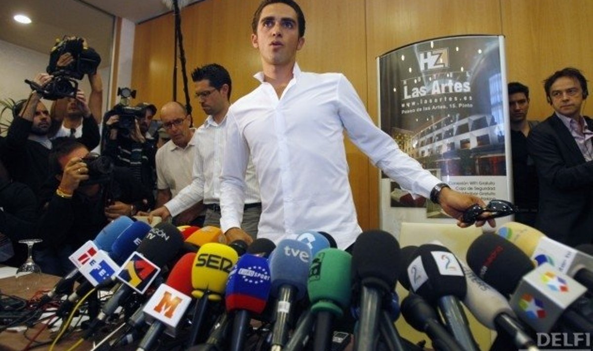 Alberto Contador pärast kõmulist uudist pressikonverentsi andmas, jalgratas