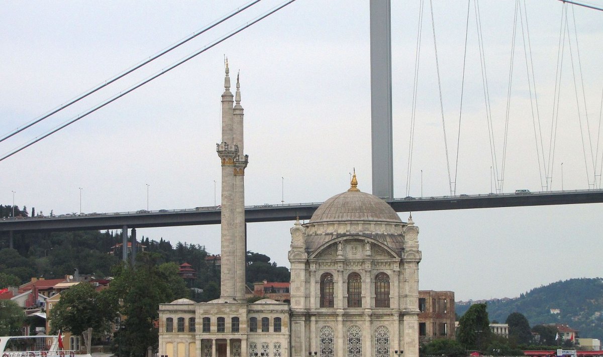 Grab this image Bosporuse väina sild Istanbulis.