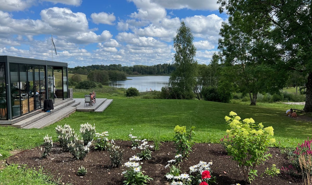 Vidrike külamaja. Järve ääres asuv maitsekalt korda tehtud vana maja ja selle juurde ehitatud klaasseintega terrass mõjuvad ahvatlevalt.