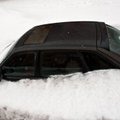 FOTOD: Väätsal lõhkus katuselt varisenud lumi kümmekond autot