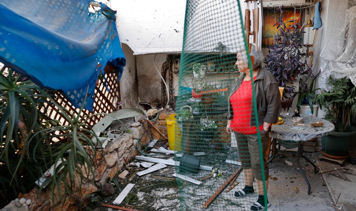 Iisraeli naine vaatab üle pommitamisest tehtud kahjud oma kodule