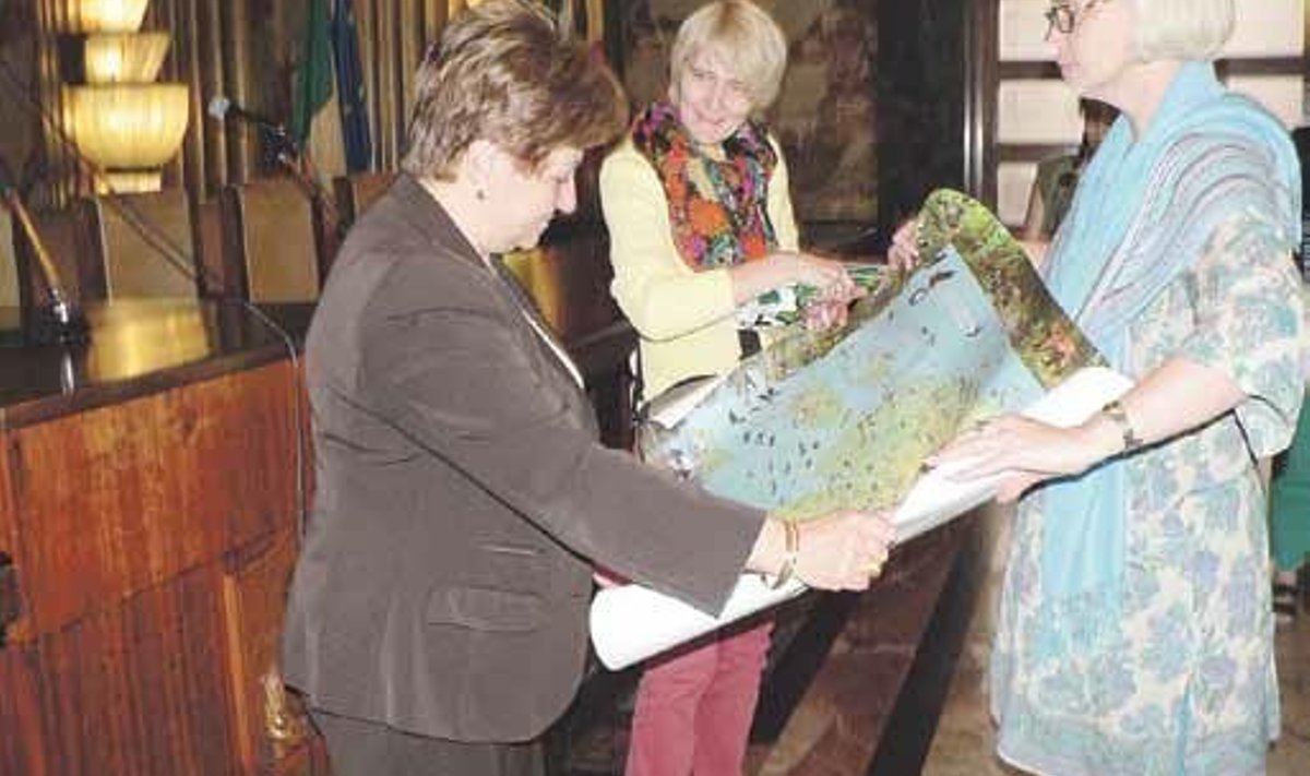 Katrin Martinfeld Eesti kaarti Salerno linnapeale üle andmas.