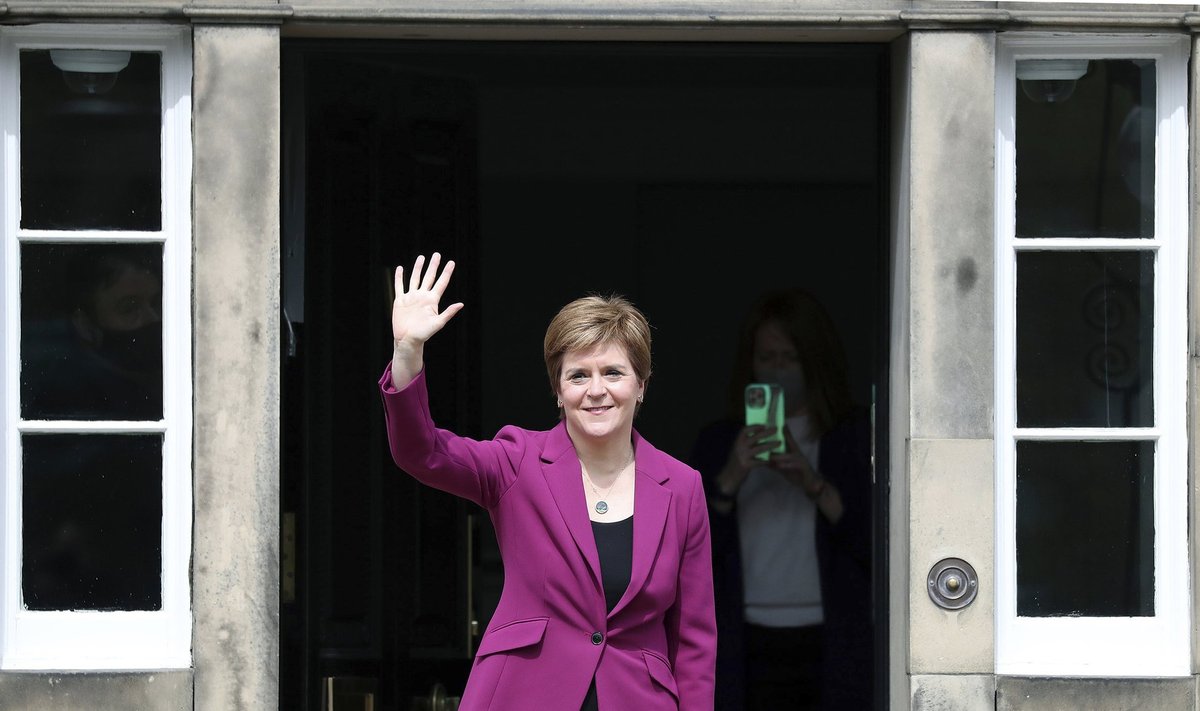 Võidukas Šotimaa esimene minister Nicola Sturgeon eile Edinburghis oma ametiresidentsi ees