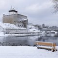 ФОТО: Зима в Нарве — машины со "снежными шапками" и потрясающий вид на крепость и реку