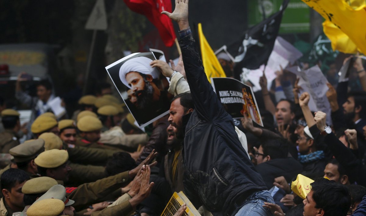 Šiiitide meeleavaldused on laienenud ka teistesse riikidesse. Pildil rünnatakse India pealinnas Saudi Araabia saatkonda. Plakatil on hukatud šeik Nimr al-Nimri pilt.