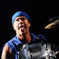 VIDEO: Red Hot Chili Peppersi trummar ajas jalgpallifännid marru